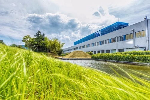 脸大松弛，不只是肥肉作祟——老化与生活习惯的双重夹击